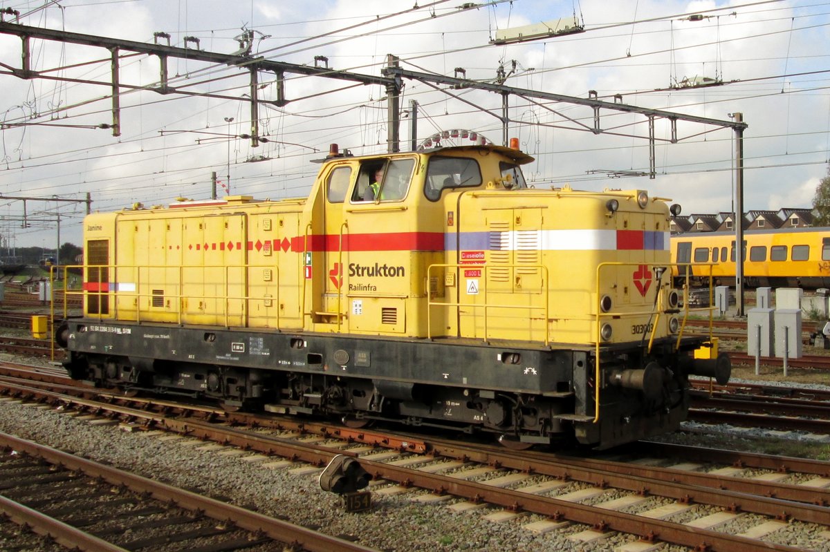 On 17 October 2014 Strukton 303003 'JANINE' runs light through Amersfoort.