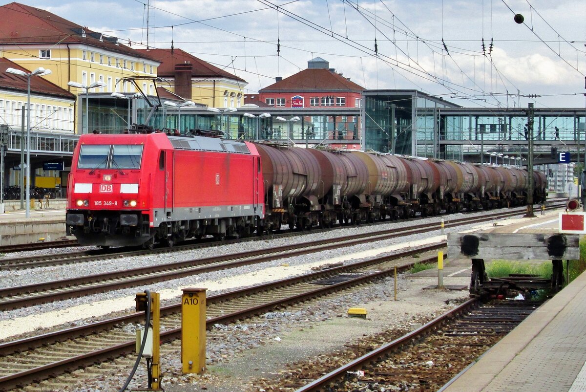 On 17 September 2015 an oil train passes through Regensburg Hbf with the then still DB 185 349 hauling. 