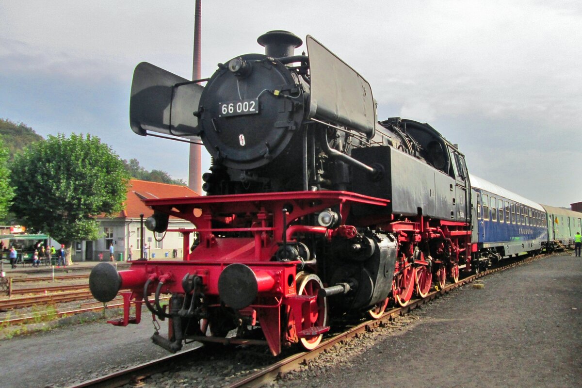 On 17 september 2016 ex-DB 66 002 stands in the DGEG-Museum of Bochum-Dahlhausen. Class 66 was cut short to two examples due to the Dieselisation and electrification of the West-German railways in the 1950s and 1960s. 