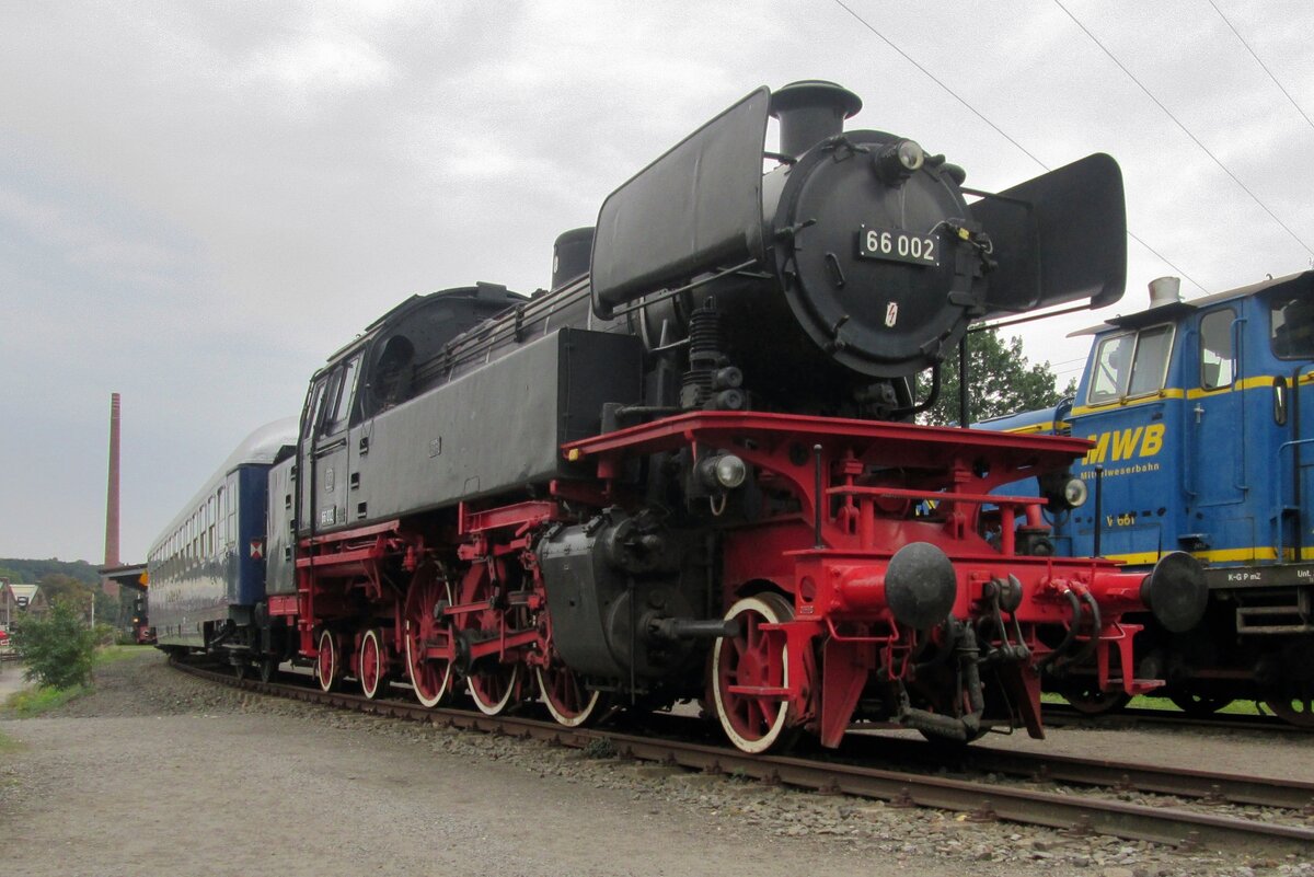 On 17 september 2016 ex-DB 66 002 stands in the DGEG-Museum of Bochum-Dahlhausen. Class 66 was cut short to two examples due to the Dieselisation and electrification of the West-German railways in the 1950s and 1960s. 