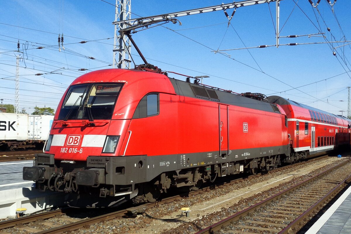 On 17 September 2018 DB Regio 182 016 stands at Cottbus.