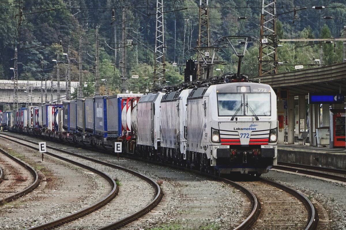 On 17 September 2019 Lokomotion 193 772 hauls two locos and a fully loaded intermodal train from Munich into Kufstein.