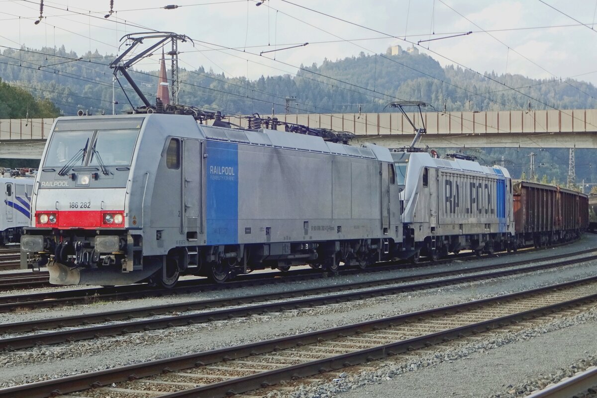 On 17 September 2019, scrap metal train for Italy with Lokomotion 186 282 at the helms, enters Kufstein. Here, the 187 -that was being tested on the German hop from München Ost Rbf- will be uncoupled; whereas the 186 will receive reinforcement in front and will be assisted by a banker to be attached at the rear.