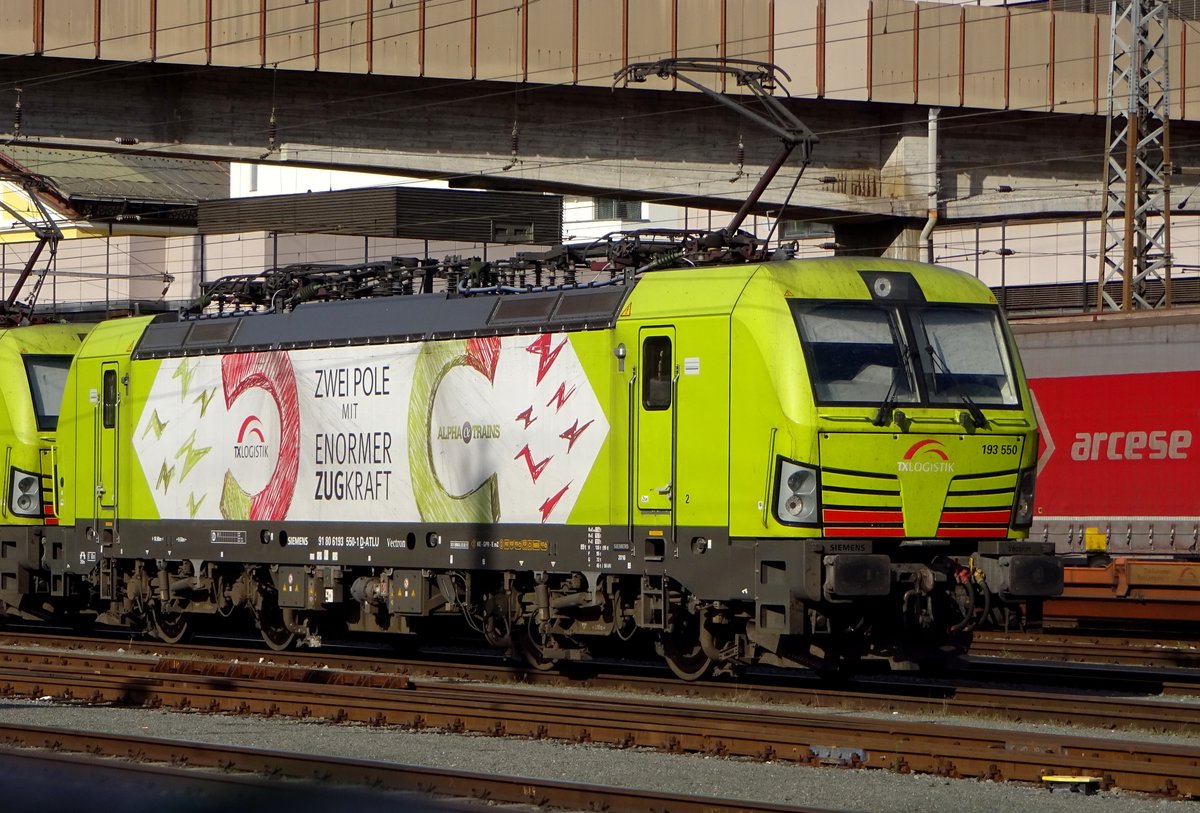 On 17 September 2019 TX Log 193 550 stands at Kufstein. This loco is rented from Alpha Trains, whose new design (apple green cabs with silver-grey sides) is incorporated into an advertising design. The same goes for 193 551-554 and 556-559.