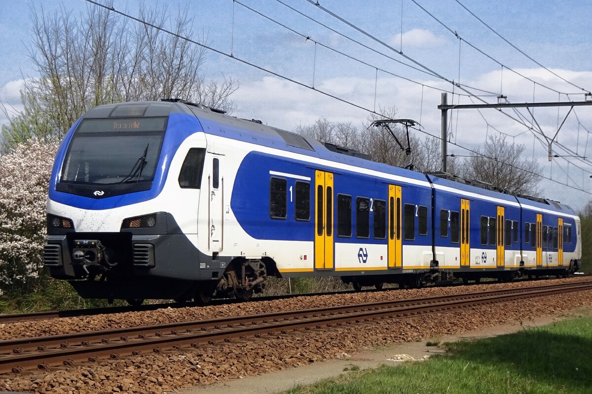 On 18 April 2021 NS 2233 is about to call at Wijchen.