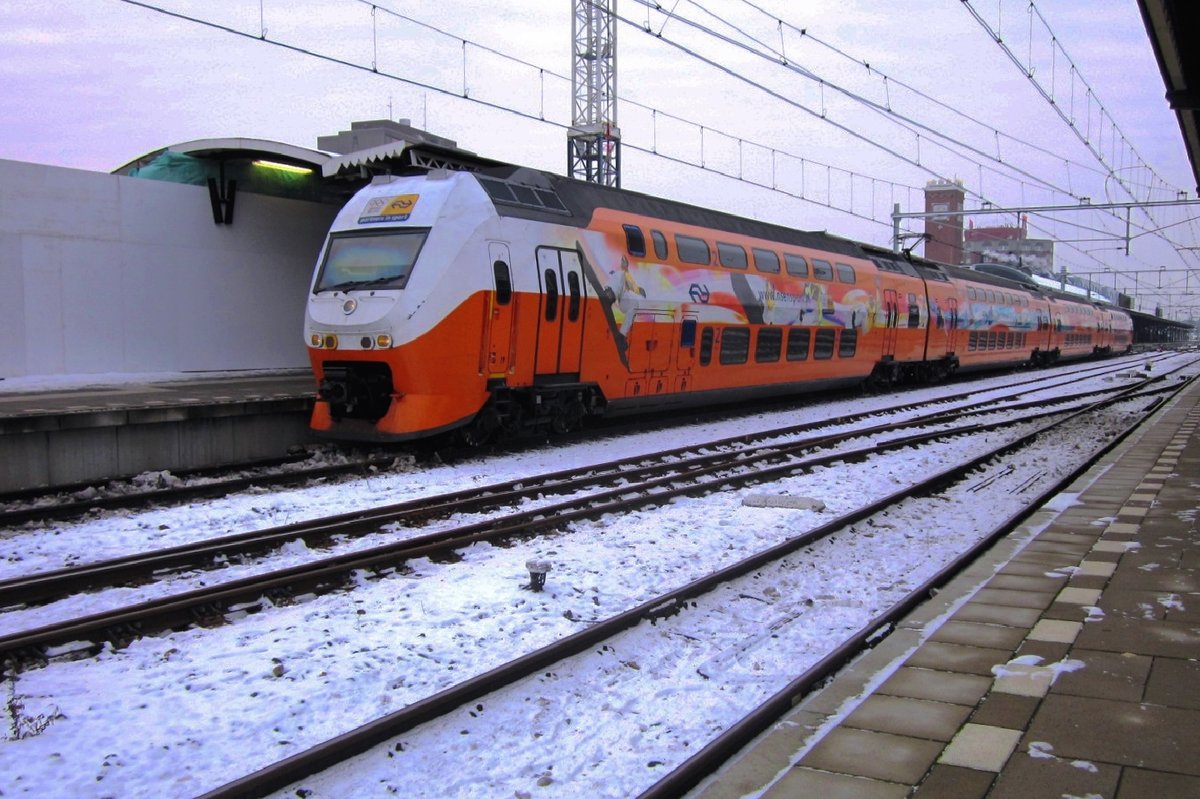 On 18 January 2012 NS 9520 stands at Nijmegen. A fews months later, she will receive a Dutch flag to cel;ebrate the transition of the Dutch throne from Her Majesty Queen Beatrix to His Majesty Willem-Alexander.