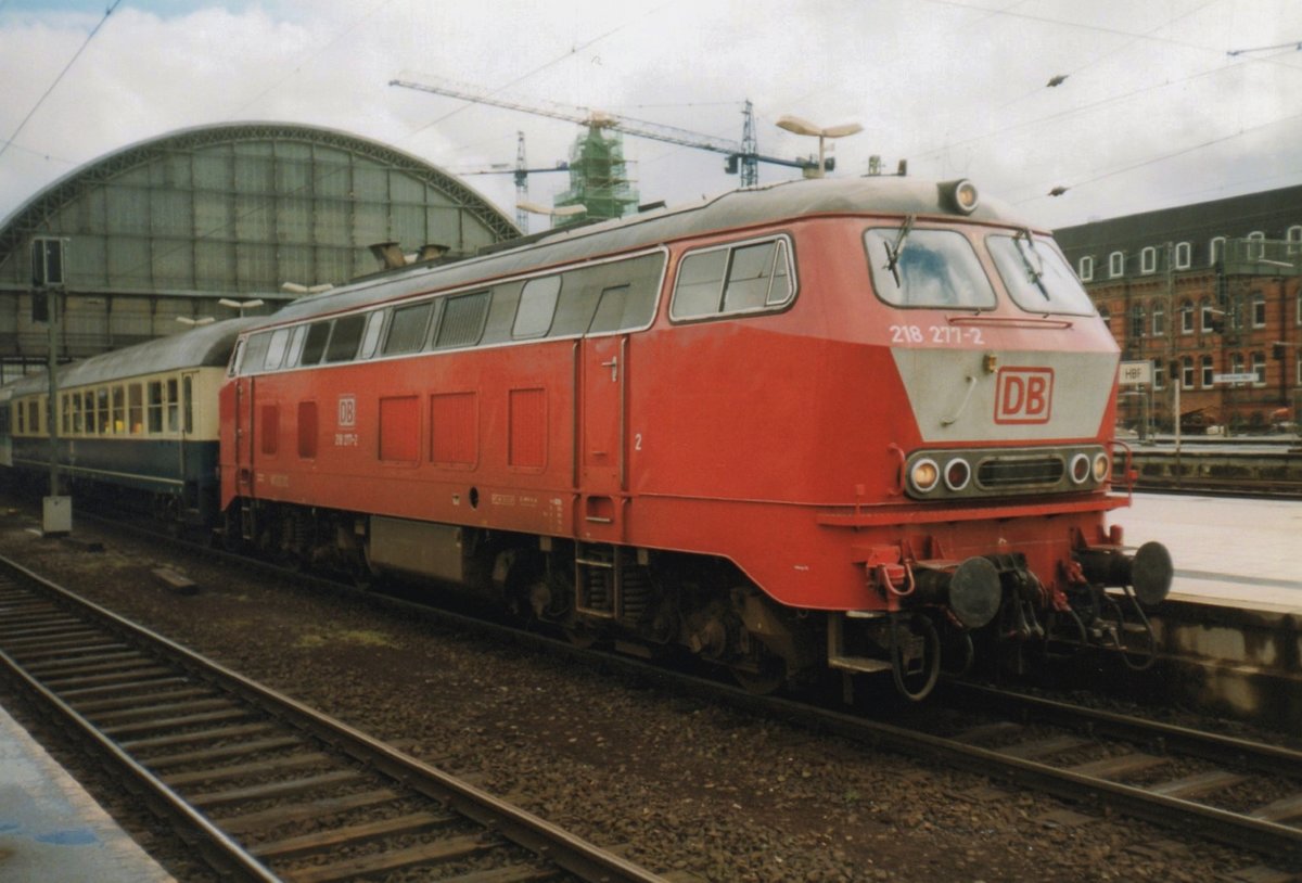 On 18 July 2000 DB 218 277 stands at Bremen Hbf.