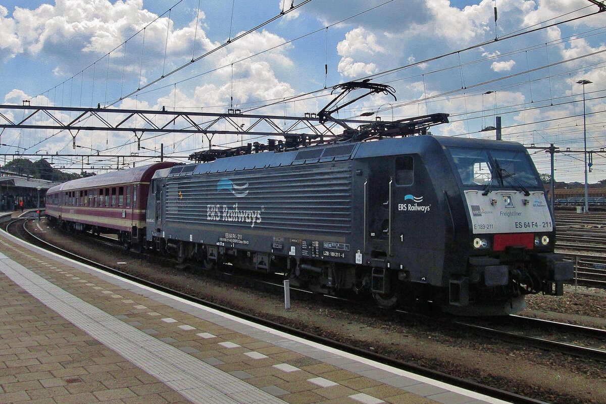 On 18 July 2016 ERS 189 211 stands at Venlo with the Myxtery extra train.