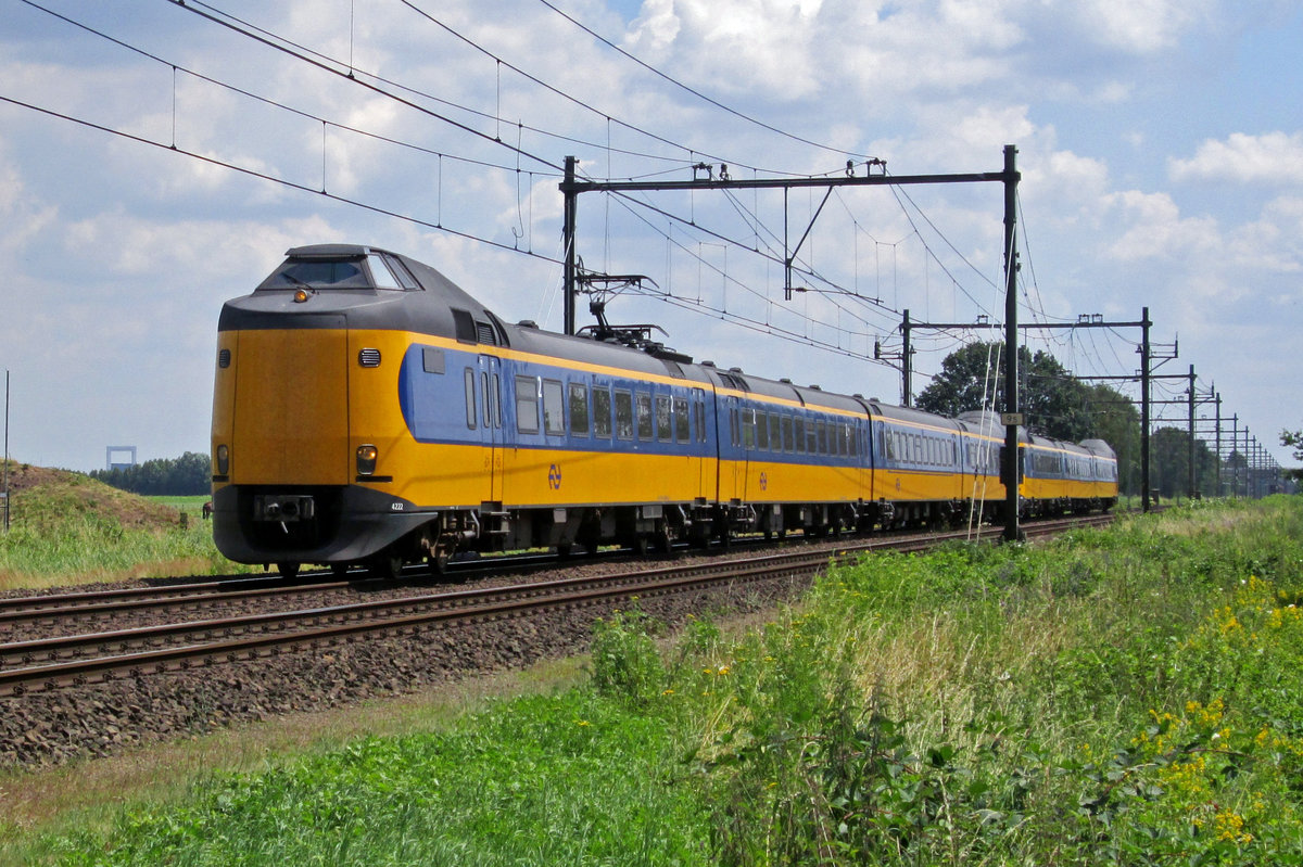 On 18 July 2016 NS 4222 passes through Hegelsom.