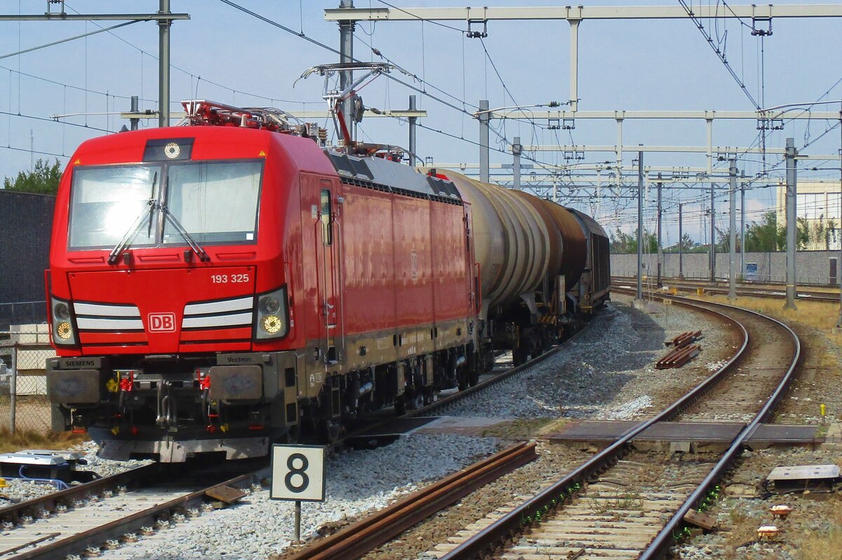 On 18 July 2018 DB cargo 193 325 hauls a diverted mixed freight train through Breda (NL) toward Venlo.