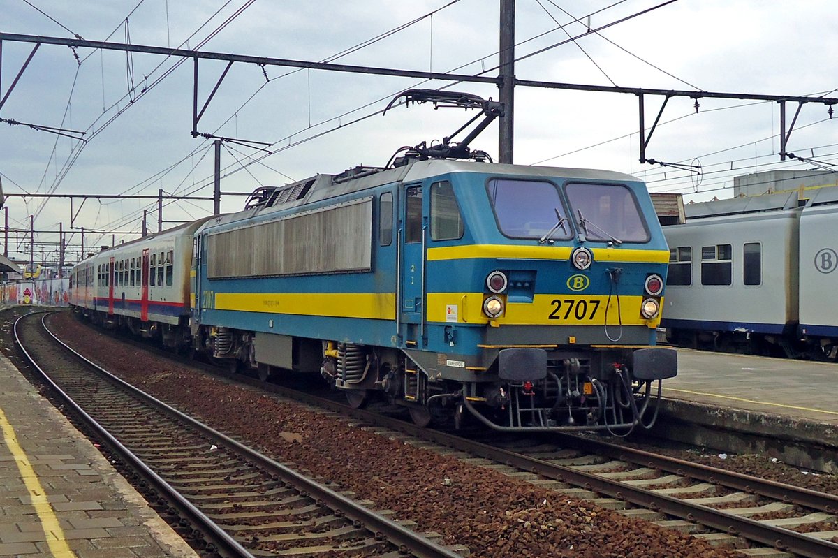 On 18 June 2014, NMBS 2707 calls at Antwerpen-Berchem.