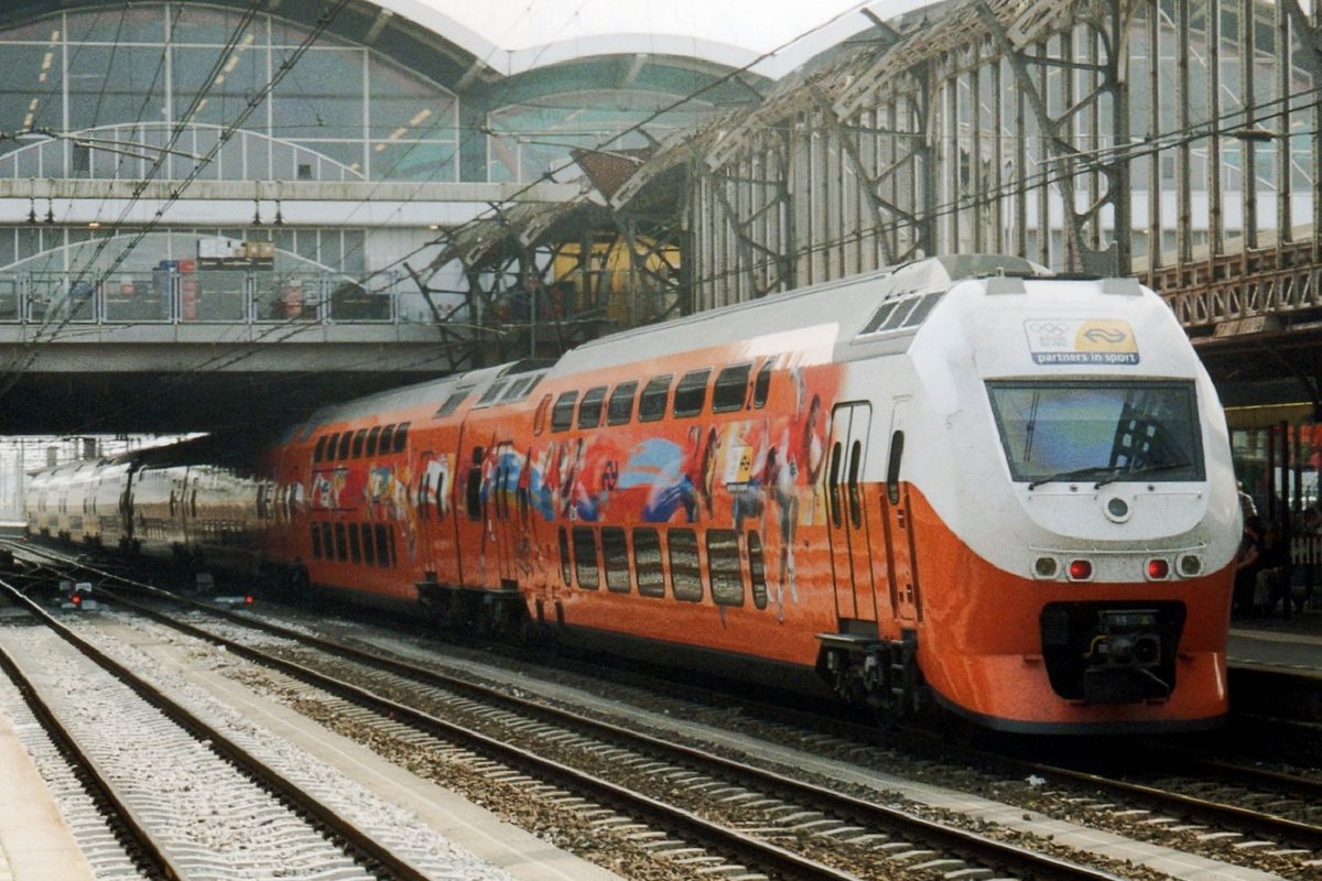 On 18 March 2007 NS 9525 stands in UTrecht Centraal. From 2005-2012 NS and the Dutch sports organisation NSC/NOC (National Sports Committee/National Olympic Committee) cooperated with an advertising campaign for sports and the Olympics, resulting in two VIRMs and three ICM (Koploper Class 4200) receiving an orange and white paint job. Sadly after December 2012 the cooperation fell through the ice and the attractive liveries disappeared overnight.