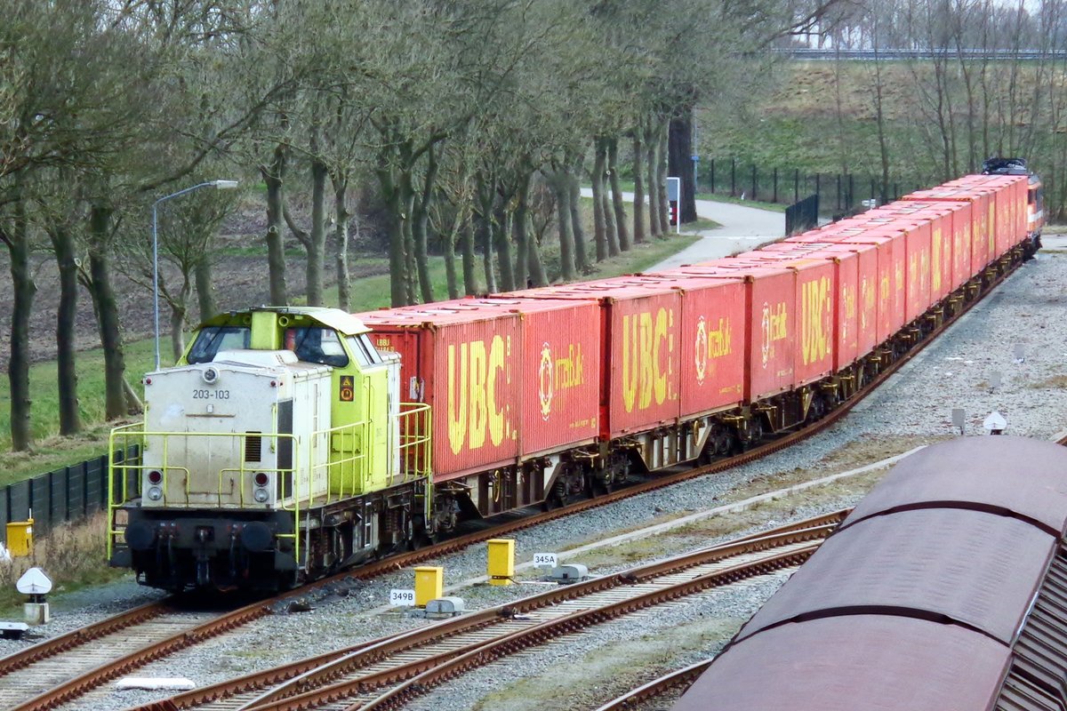 On 18 March 2018 CapTrain 203-103 shunts with a UBC container train at Lage Zwaluwe.