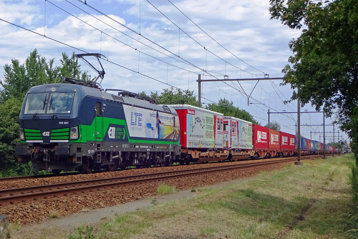On 18 March 2019 LTE 193 261 thunders with the Rzepin-Shuttle through Wijchen. The first container claims this service to reach its destination within 24 hours.