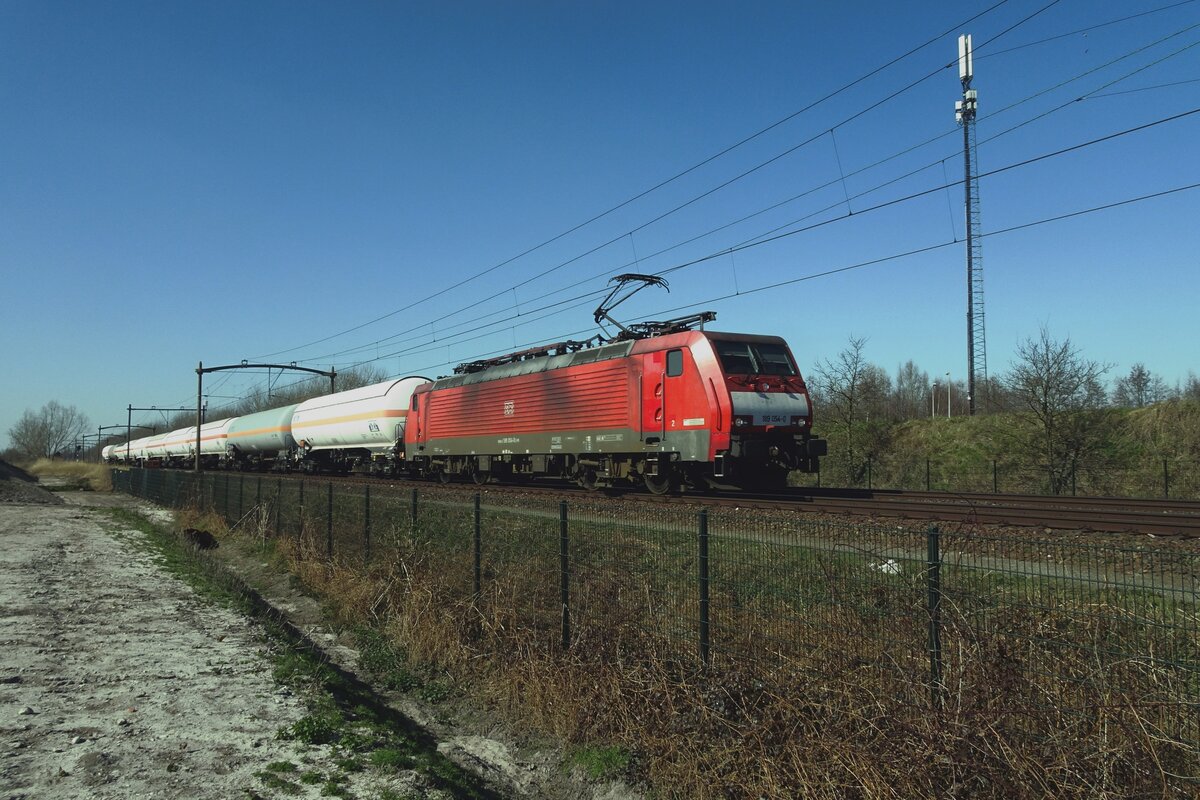 On 18 March 2022 DBC 189 054 hauls an LNG train through Tilburg-Reeshof.