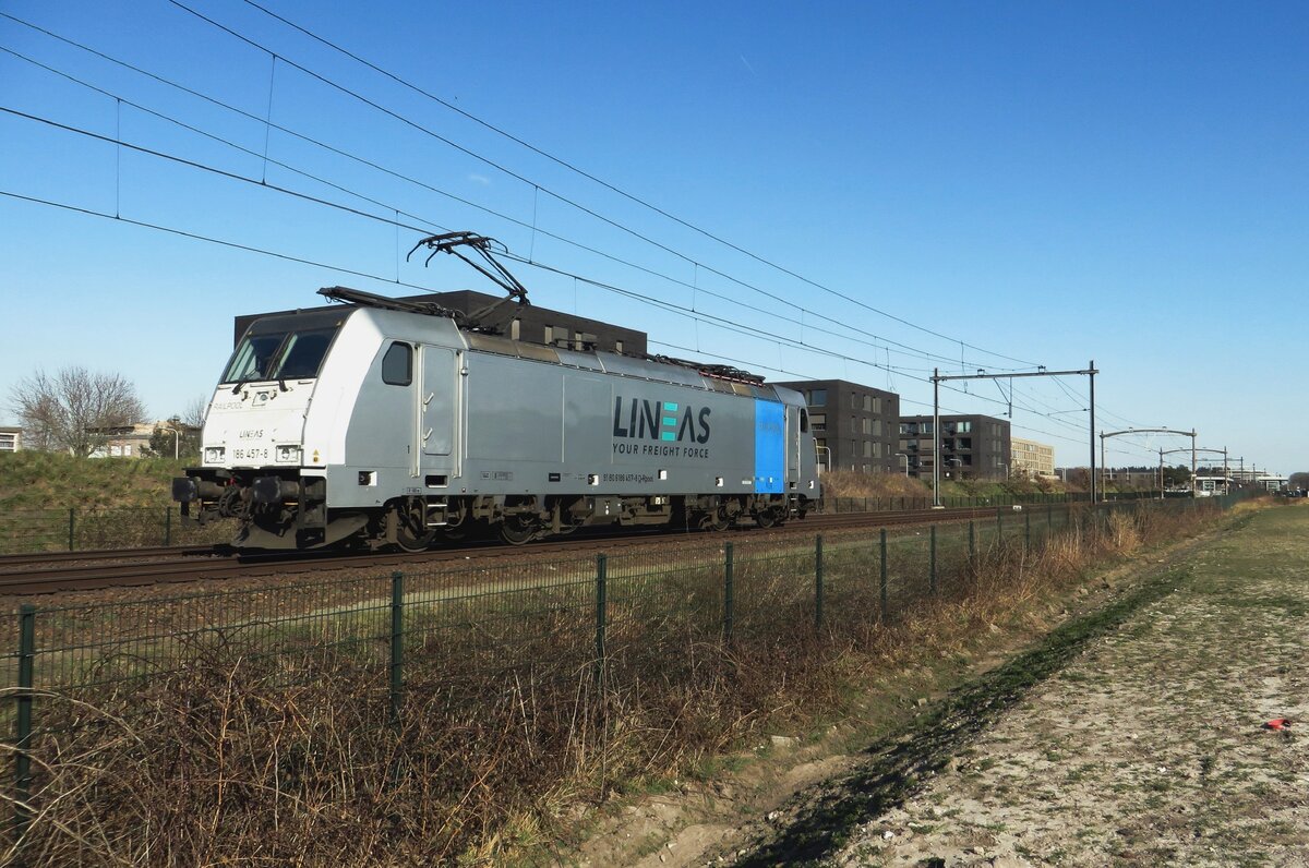 On 18 March 2022, Lineas 186 457 passes solo through Tilburg-Reeshof to rescue a stranded collegue at nearby Tilburg-Universiteit.