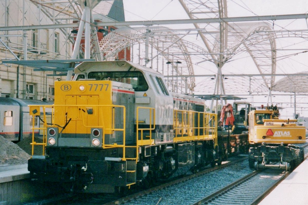 On 18 May 2002 NMBS 7777 was active in the rebuild of station Leuven Centraal.