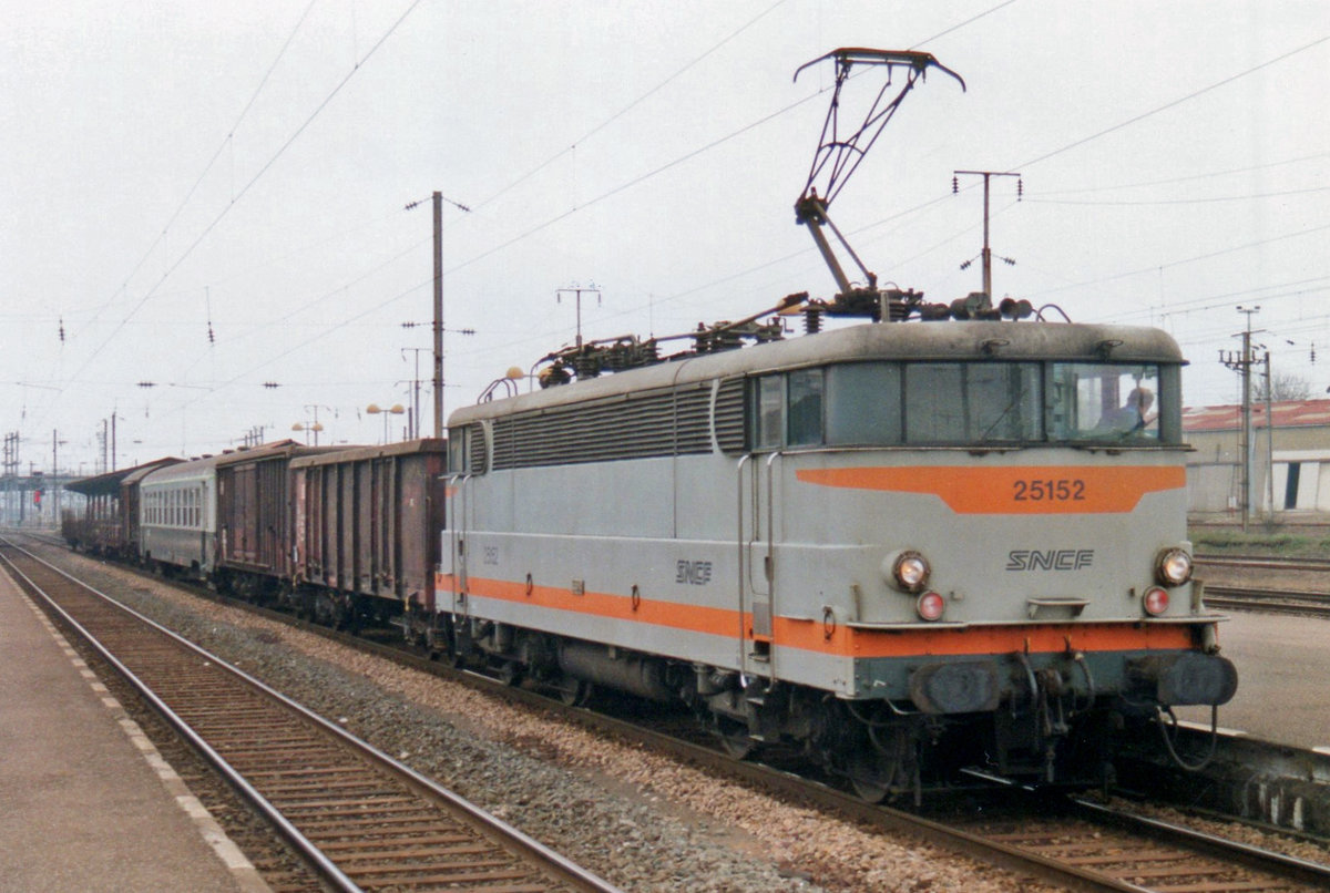 On 18 May 2004, SNCF 25152 hauls a short freight through Thionville.