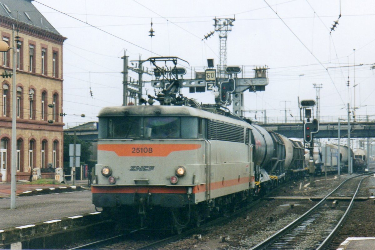 On 18 May 2004, SNCF 25108 hauls a short freight through Thionville.
