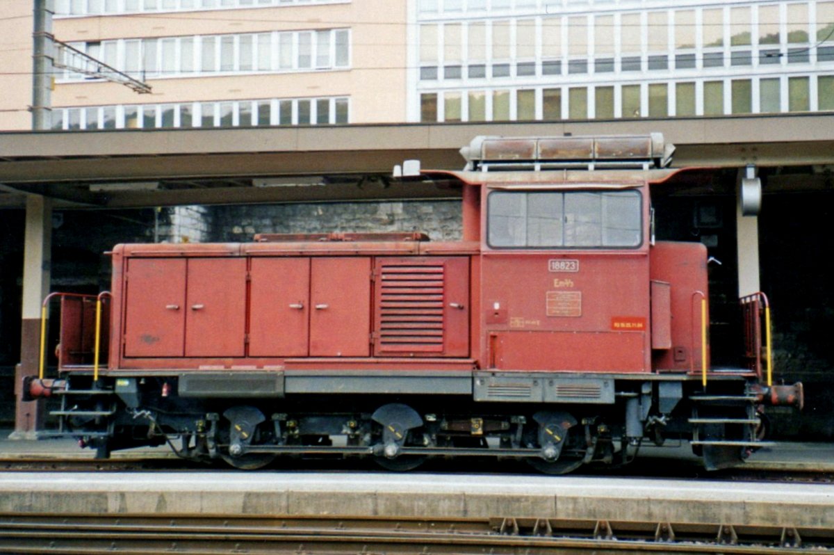 On 18 May 2006 SBB 18823 stands at Lausanne.