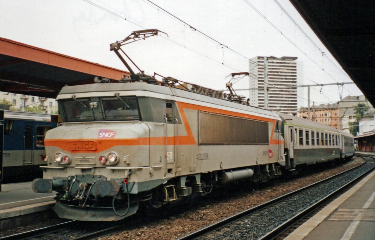 On 18 May 2006, SNCF 22209 calls at Chambery.