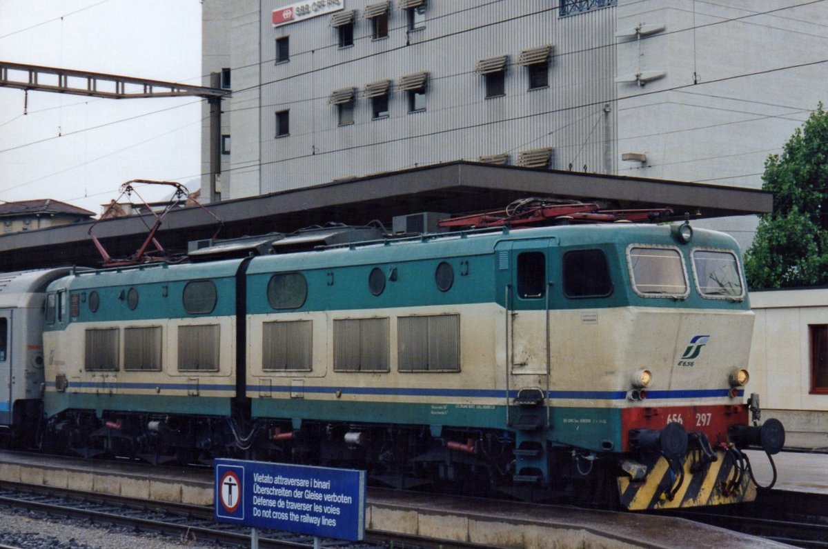 On 18 May 2008, FS E 656 297 is being coupled to a CisAlpino EC service at CHiasso.