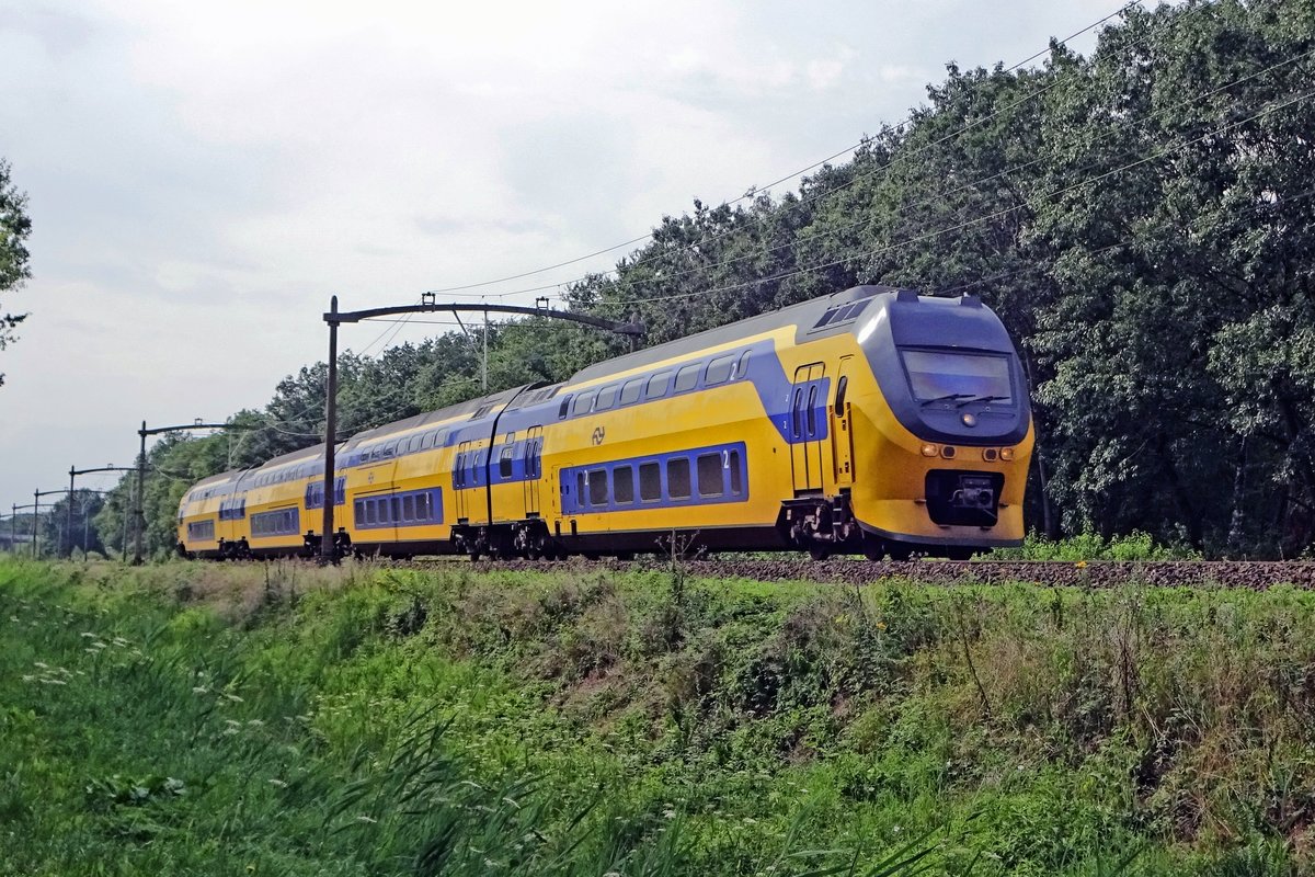 On 18 May 2019 NS 9580 speeds past Tilburg Oude warande.