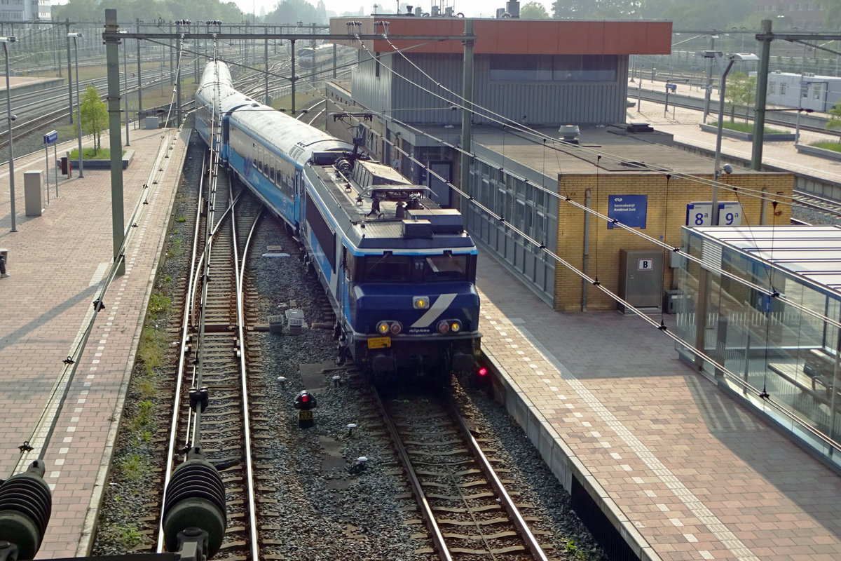 On 18 May 2019, RailPromo 101001 hauls the Dinner Train into Rotterdam Centraal.