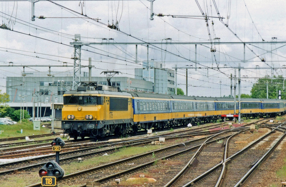 On 18 October 2005, NS 1775 hauls an IC-service to Maastricht into 's-Hertogenbosch.