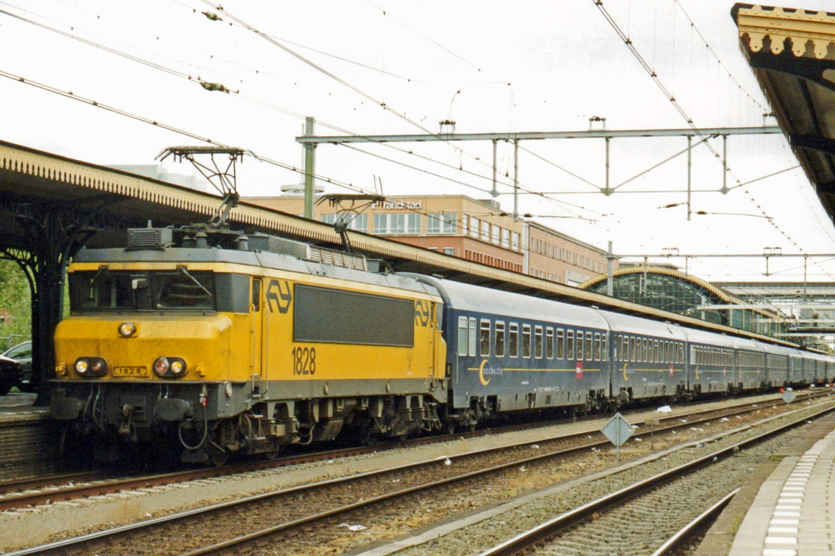 On 18 October 2005 NS 1828 still was an NS Reizigers loco and arrived at 's-Hertogenbosch with a pilgrims' train.