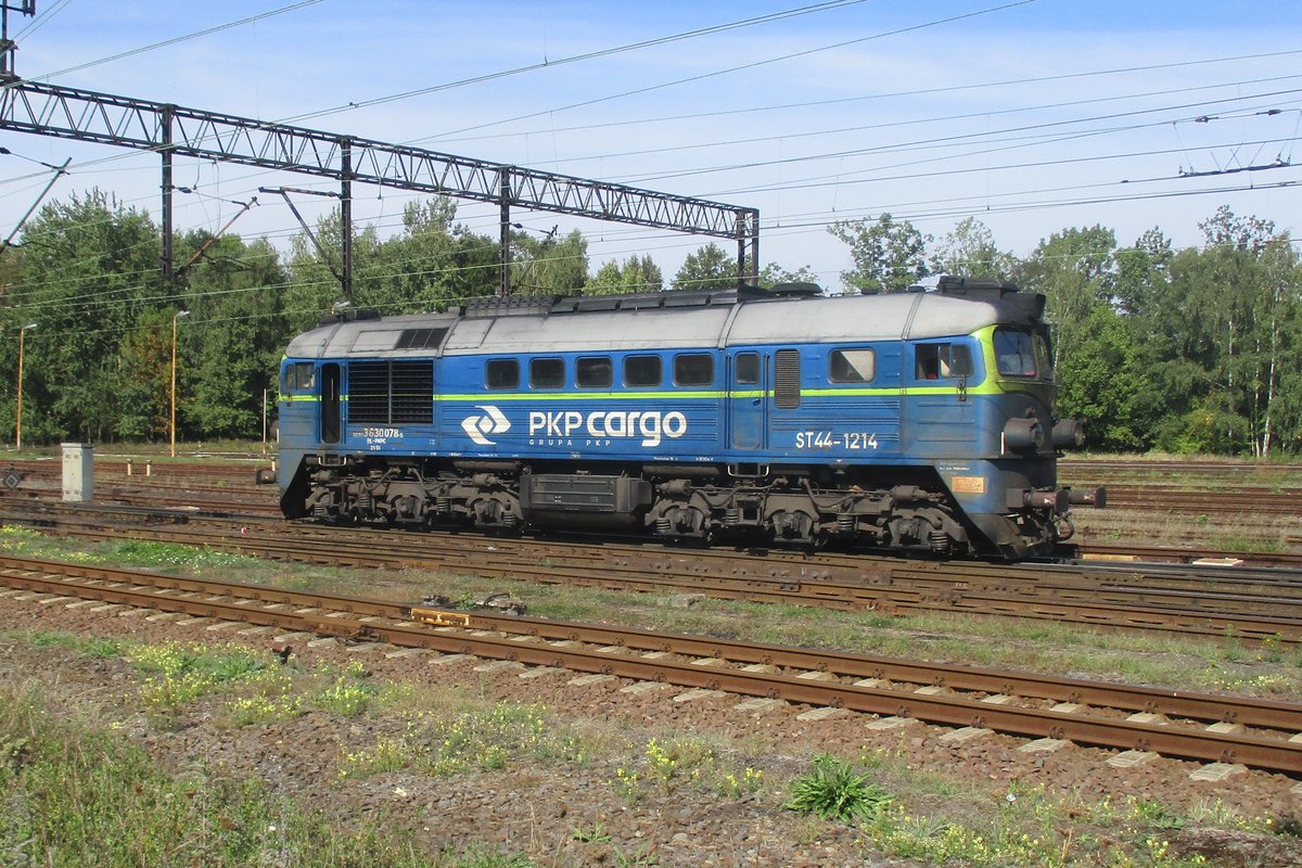 On 18 September 2018, ST44-1214 runs light at Wegliniec.