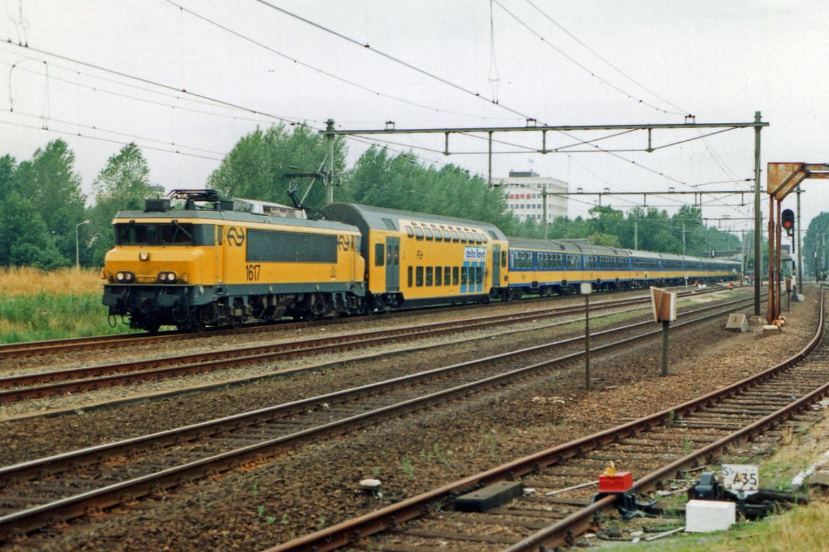 On 19 August 1995 NS 1617 hauls an IC to Zandvoort through Maarssen.