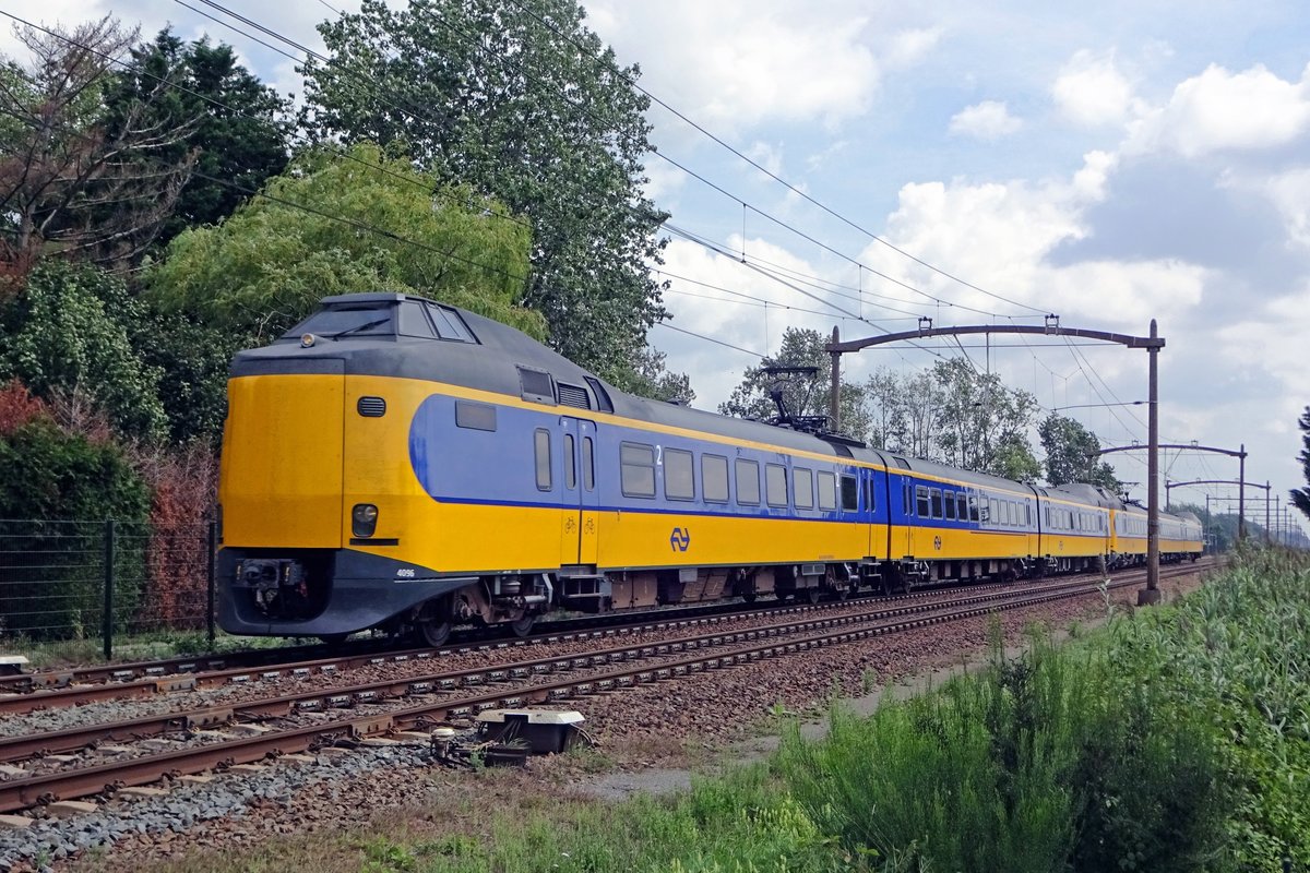 On 19 August 2019 NS 4096 speeds through Hulten.