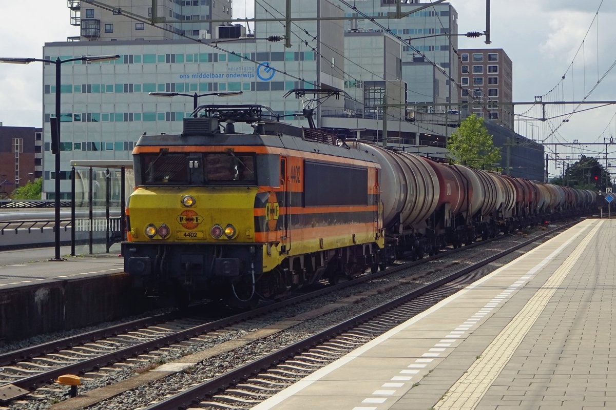 On 19 August 2019 RRF 4402 hauls a tank train through Tilburg.