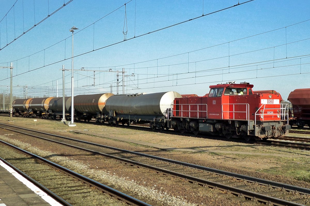 On 19 February 2016 a tank train headed by 6434 enters Lage Zwaluwe station.