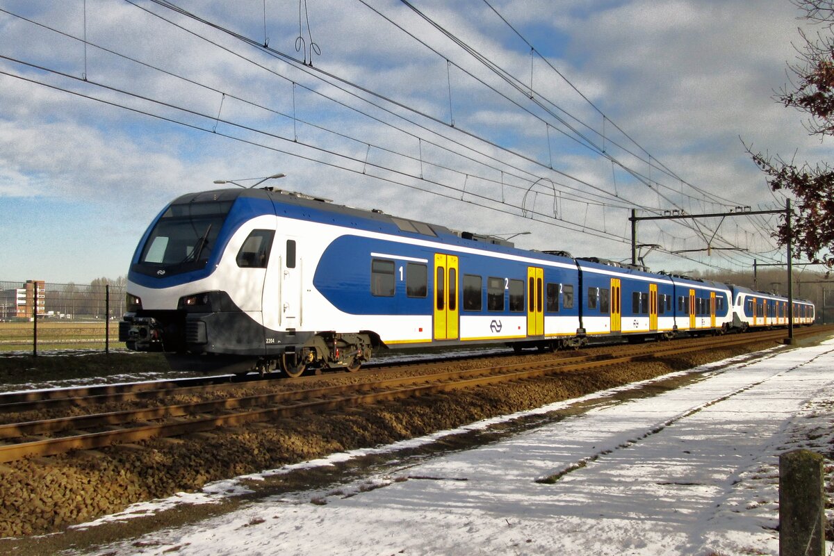 On 19 January 2017 NS 2204 speeds through Alverna.