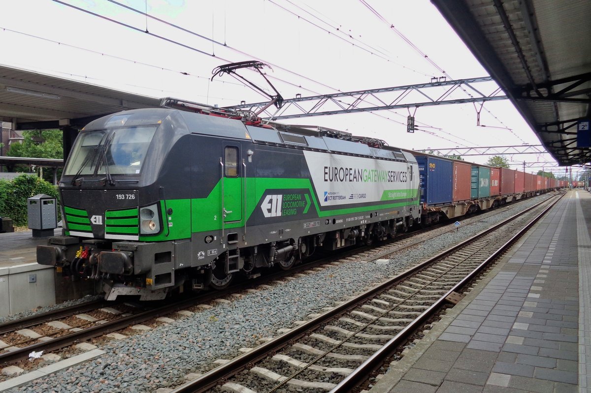 On 19 July 2018 RTBC 193 726 slowly regains speed at Dordrecht after having stopped due to a technical hitch-up that lasted about 20 seconds.