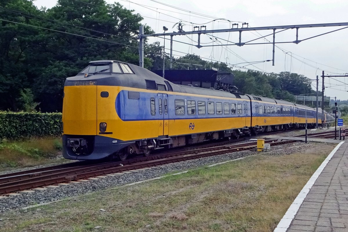 On 19 July 2019 NS 4209 is about to call at Amersfoort with a service to Assen via Zwolle.