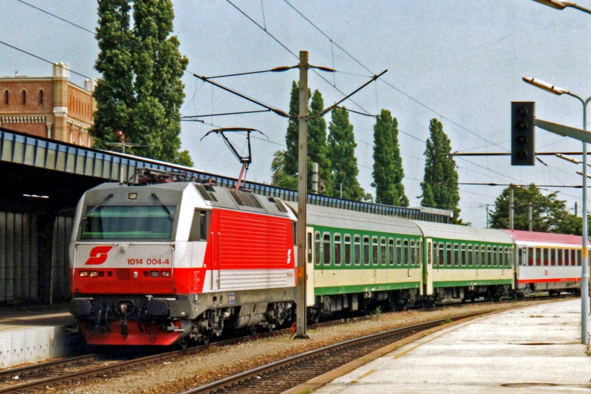 On 19 May 2004 ÖBB 1014 004 enters Wien Süd with an EC from Warsaw. In the background stands the building of the Heeresgeschichtliches Museum (Museum of Military History) that hoyuses an impressive collection militaria from the Middle Ages to the present day, with emphasises on the Turkish siege of Vienna in 1683 and the First World War.