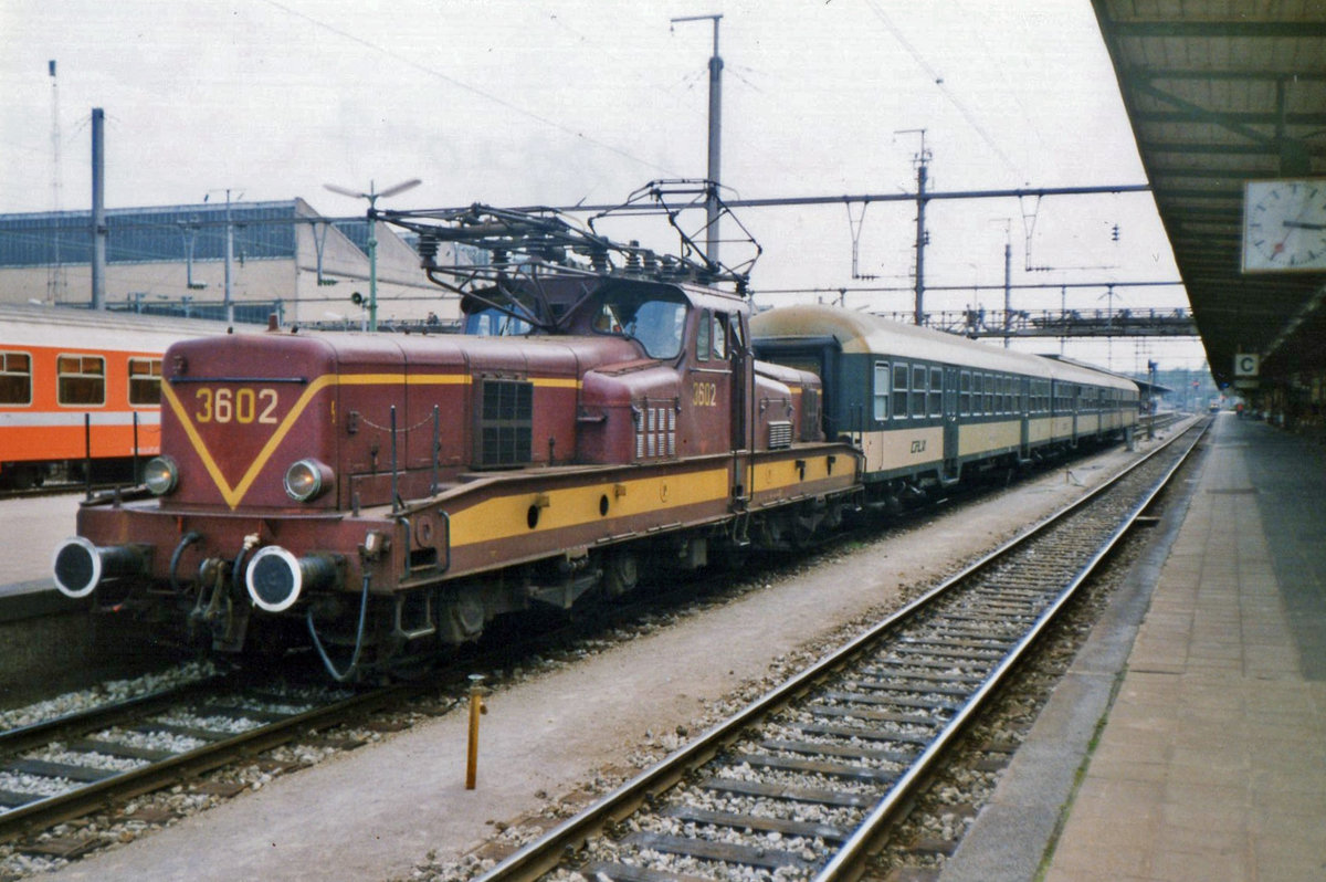 On 19 May 2004, RegioBunn with 3602 takes in passengers for the direction of Kautenbach, Ettelbrück and Troisvierges at Luxembourg.