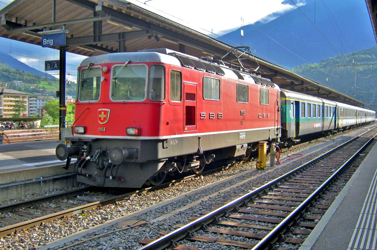 On 19 May 2006 SBB 11153 stands in Brig with a shuttle train to Domodossola.