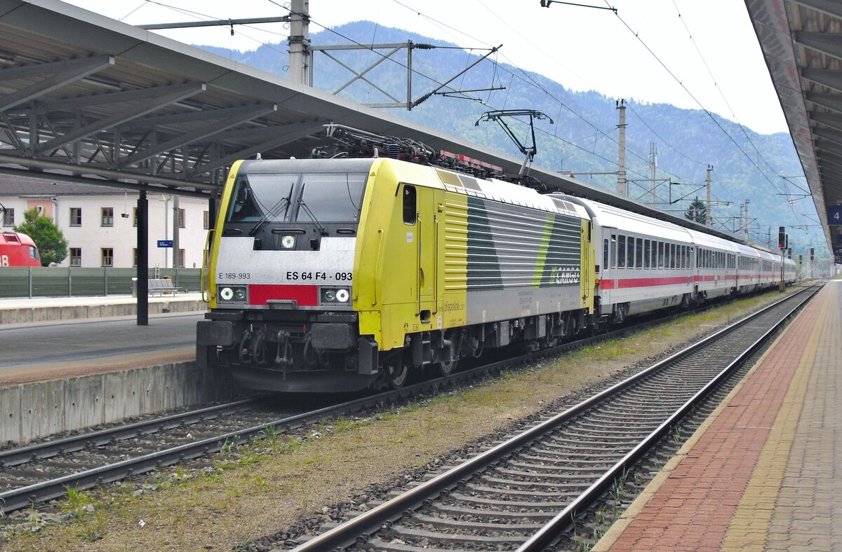 On 19 May 2010, FNM/Nordcargo 189 993 enters Wörgl with an EC to Munich via Kufstein. Some DispoLok Class 189s were rented in 2010 whilst ÖBB Class 1216 was entering a delayed acceptance procedure for the Italian tracks.