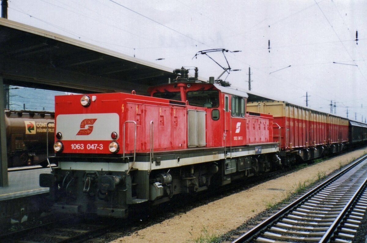 On 19 May 2010 ÖBB 1063 047 shunts at a rainy Bludenz.