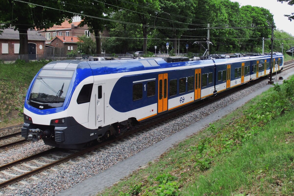 On 19 May 2017 NS 2503 passes through Nijmegen-Kolpingbuurt.