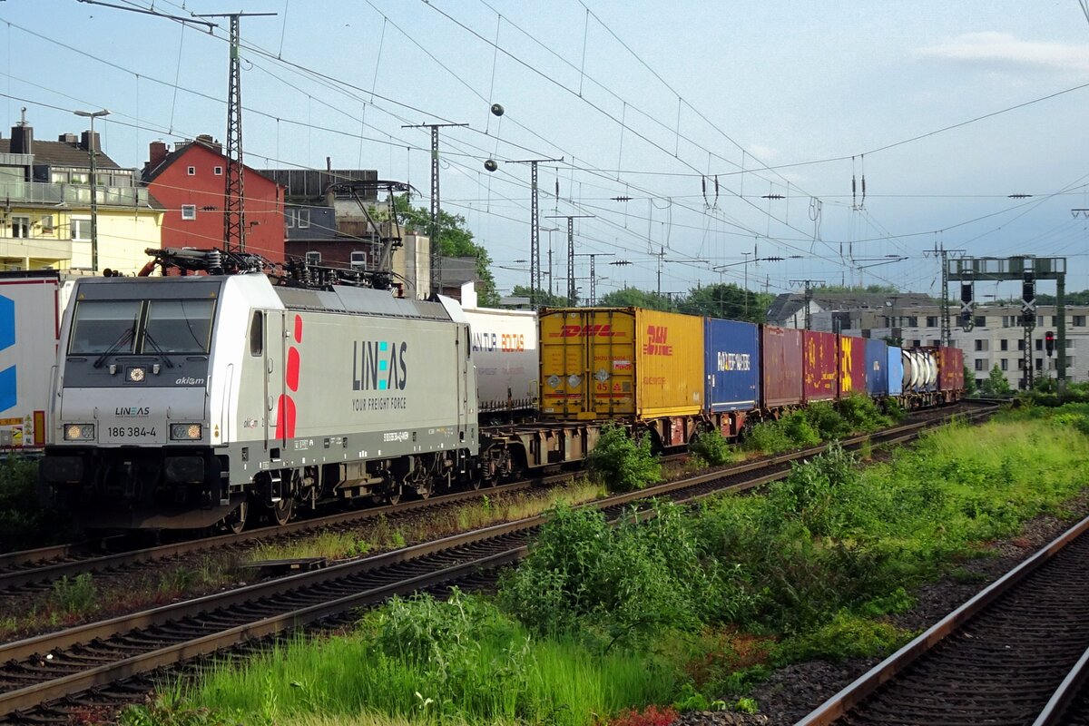 On 19 May 2022, Lineas 186 384 hauls a container train through Köln West.