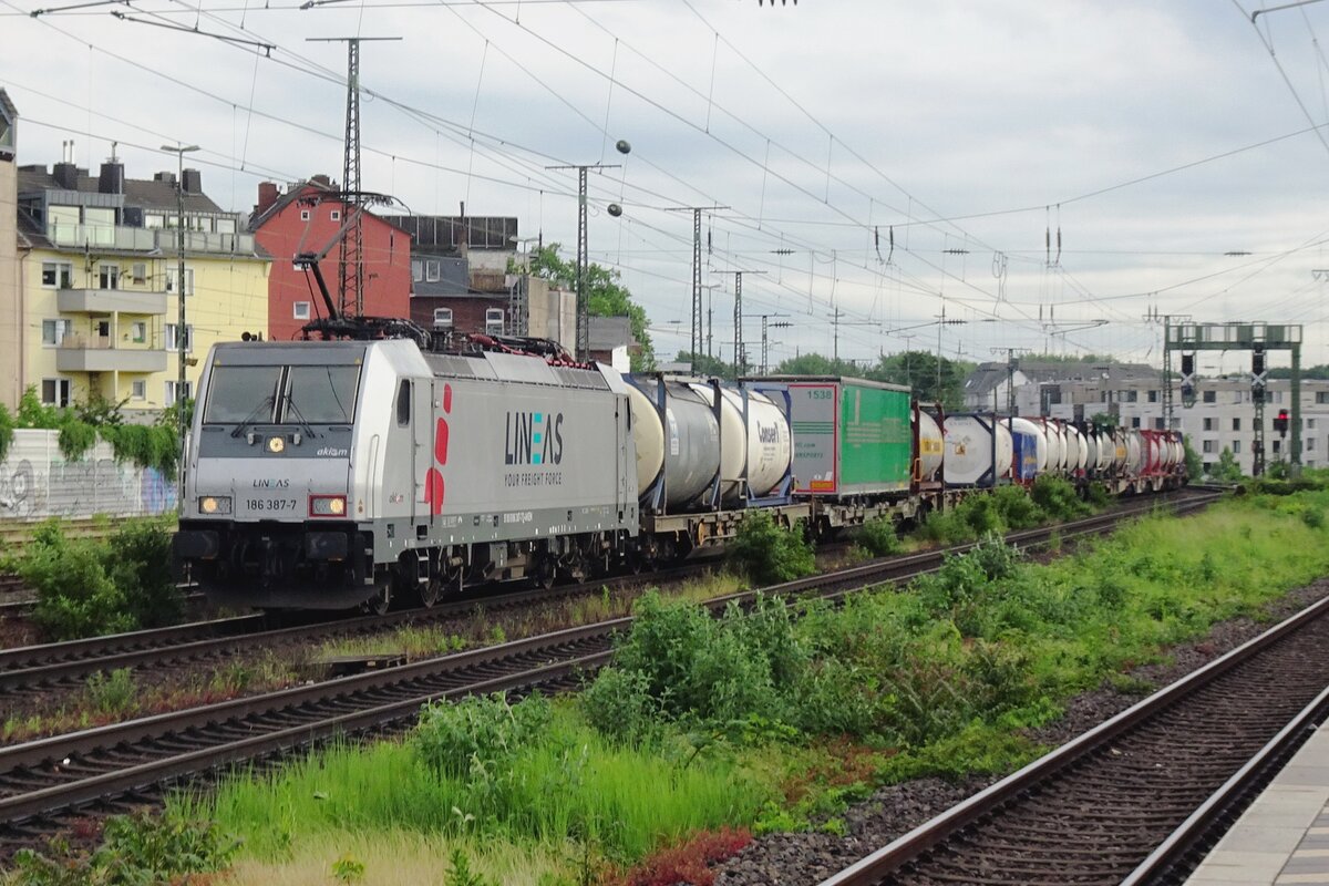 On 19 May 2022, Lineas 186 387 hauls a container train through Köln West.