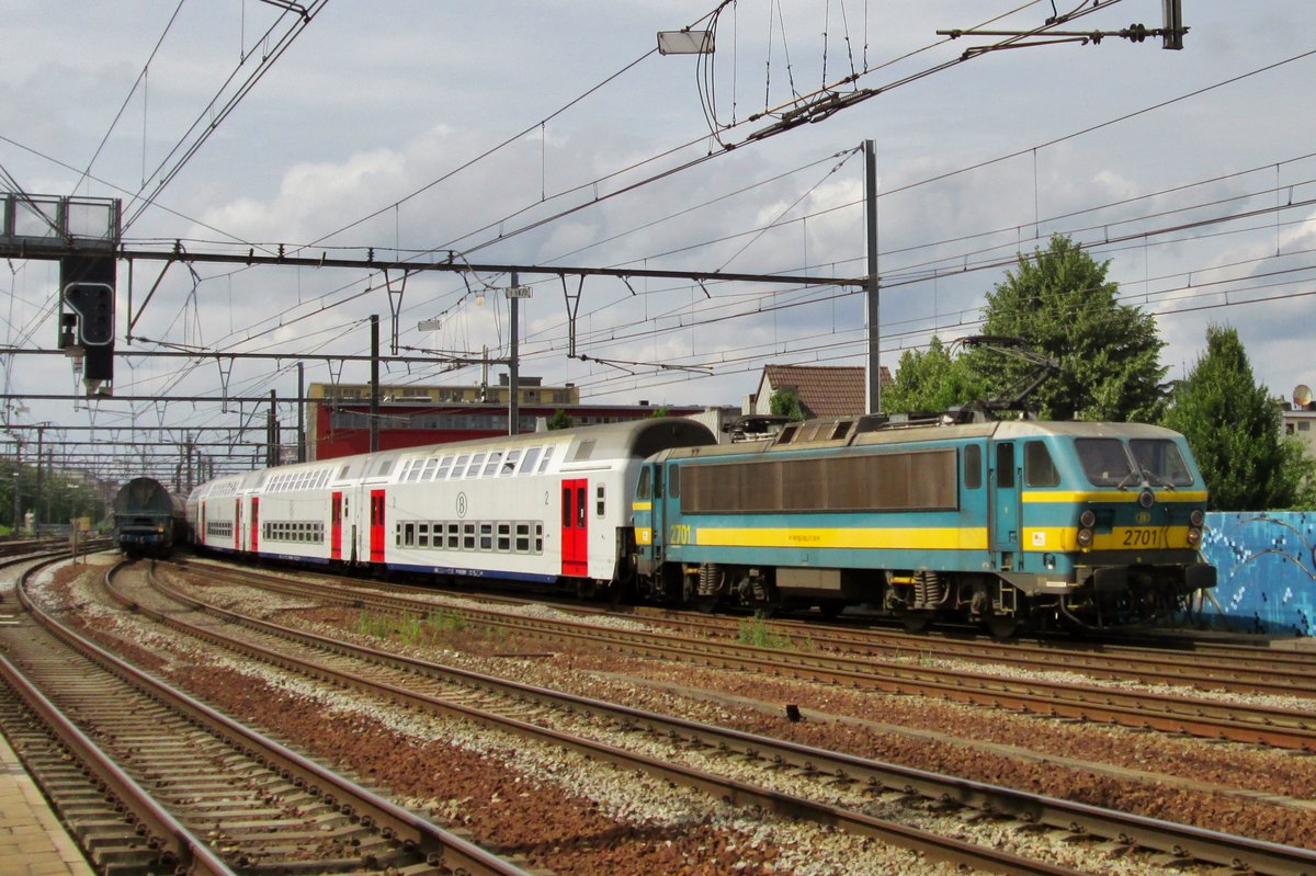 On 19 November 2016 NMBS 2701 enters Antwerpen-Berchem with a diverted InterCity. That day, the tracks to and from Antwerpen Centraal (that is sited in a cul-de-sac) were closed for passenger traffic due to engineering works.