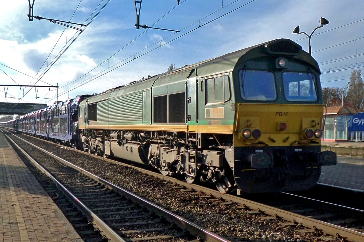 On 19 November 2016 PB14 hauls a Gefco automotive train through Antwerpen Noorderdokken.