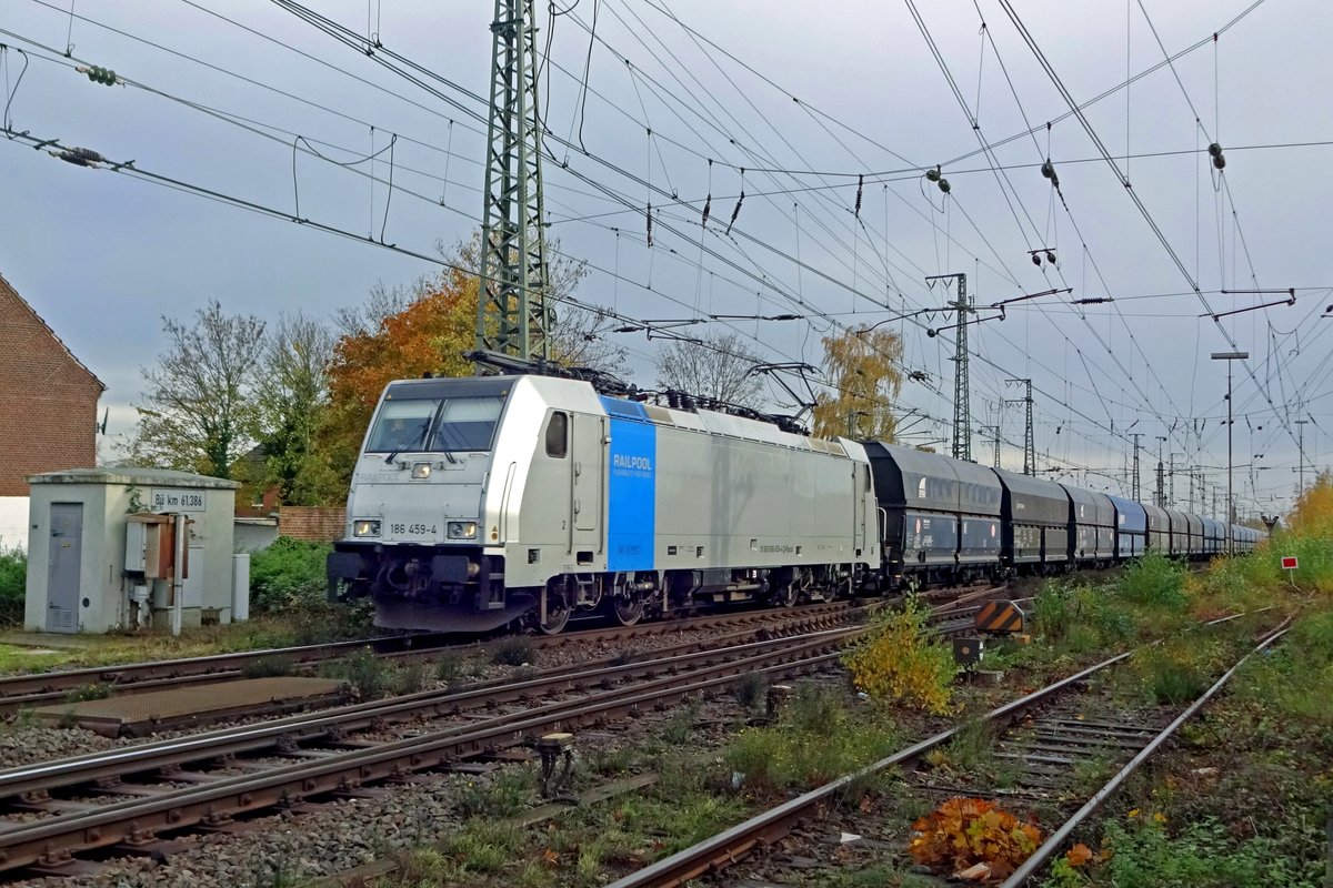 On 19 October 2019, Railpool 186 459 hauls a coal train out of Emmerich toward Rotterdam-Kijfhoek via the Betuwe-Route freight axis.