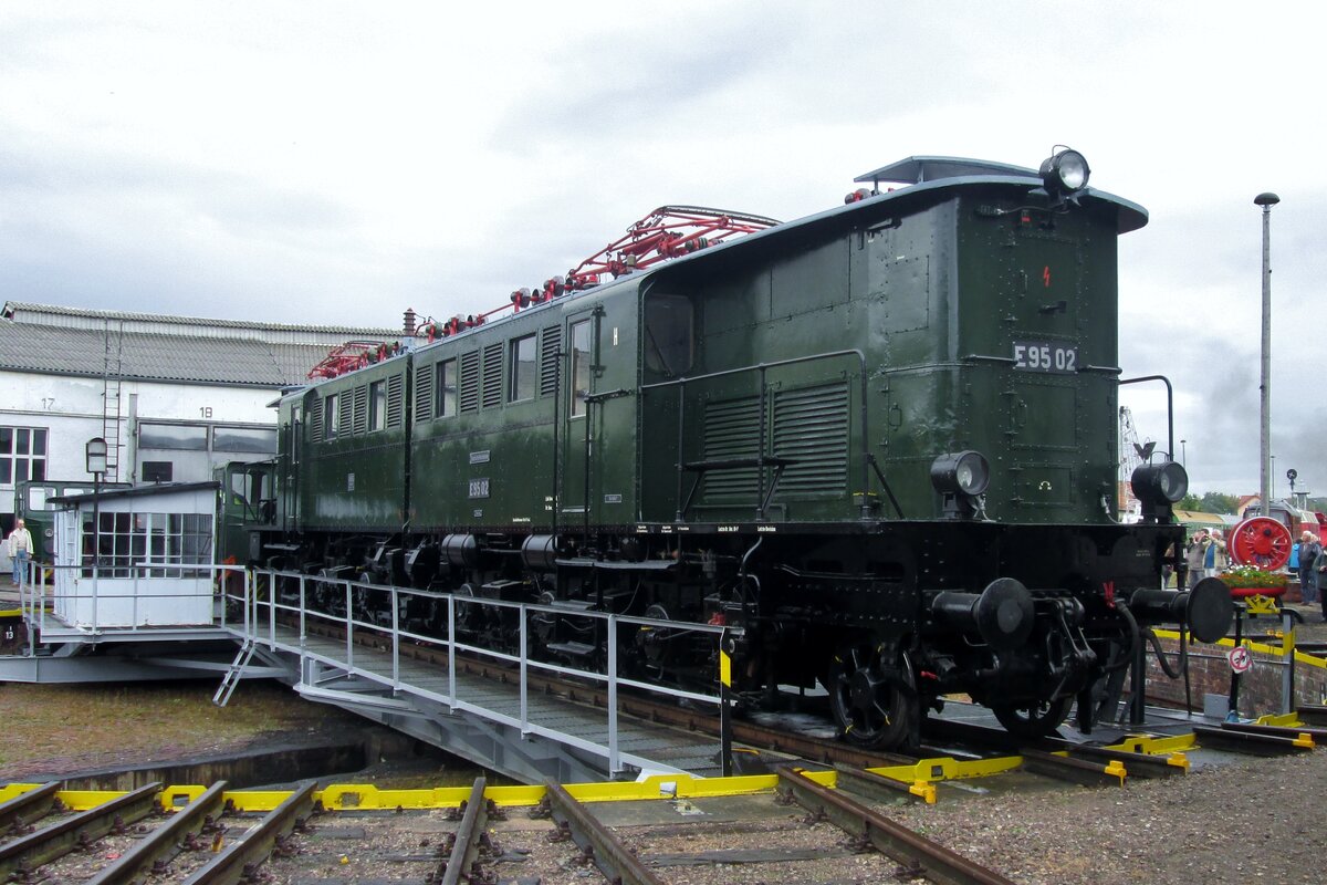 On 19 September 2015 E 95-02 had just been restored to pristine condition and found herself on the turn table at the Bw Arnstadt.